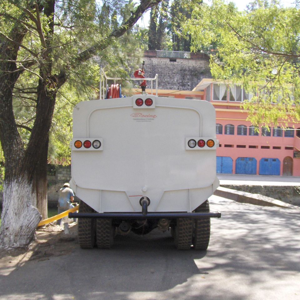 CAMION AGUATERO AMARILLO